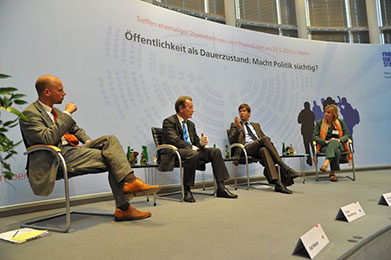Moderation einer Podiumsdiskussion in Berlin, v.l.n.r.: Gerhard Hofmann (City Solar), Ulrike Schnellbach, Wolfgang Thierse (MdB), Ralf Melzer (FES), Tissy Bruns (Tagesspiegel)